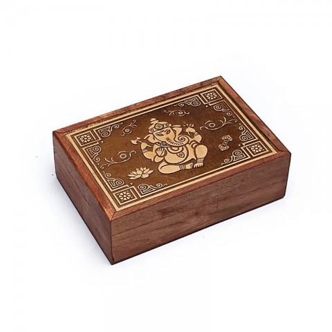 Tarot-kaartide karp, millele on graveeritud Ganesha